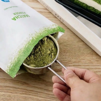 Tamis cuisine pour une préparation matcha homogène et sans grumeaux