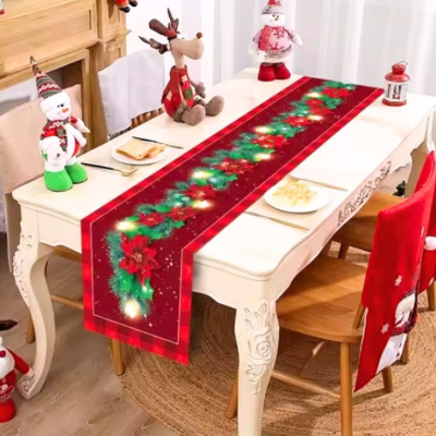 Chemin-de-table-bougies-branches-de-sapin-pommes-pin-baies-rouges