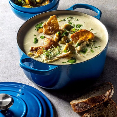 Cocotte-en-fonte-polyvalente-compatible-tous-feux 