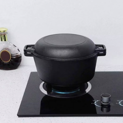 Cocotte-en-fonte-cuisine-rangée