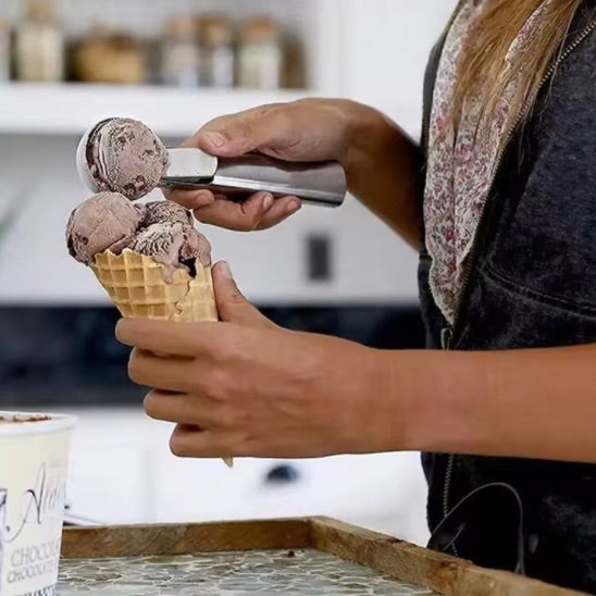 Cuillère à glace portions gourmandes harmonieuses