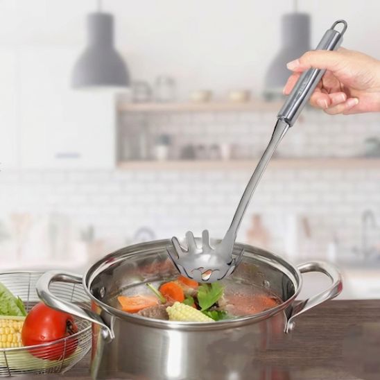 Cuillère à spaghetti  bel ustensile  de cuisine
