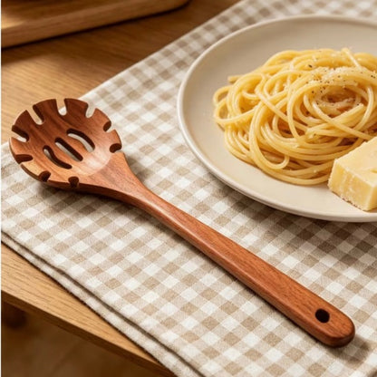 Cuillère à spaghetti robuste pratique élégante posée sur plan de travail