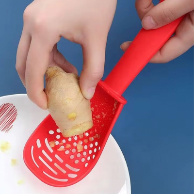 Cuillère-passoire-purée-pratique