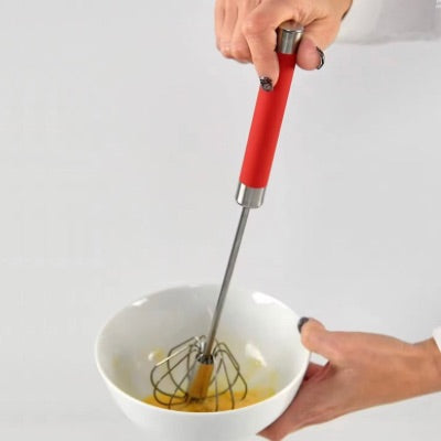 Fouet rouge pâte à crêpes omelette vinaigrette crème légère mélange homogène