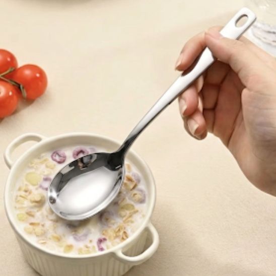 Grande cuillère de service simple  robuste pensée pour durer