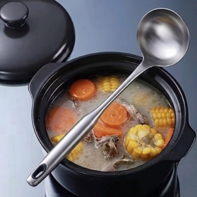 Louche professionnelle de soupe ou de pot-au-feu