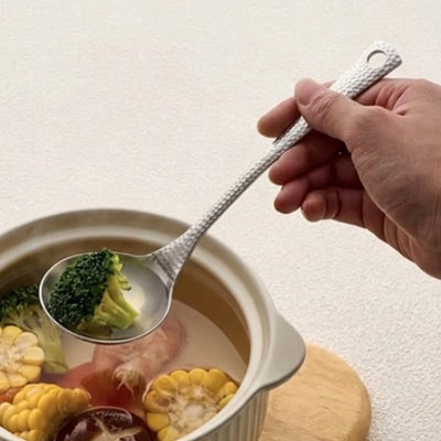 Louche soupe de légumes son manche permet de garder la main à distance des préparations chaudes