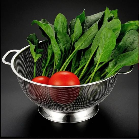 Passoire inox laver délicatement les fruits rouges