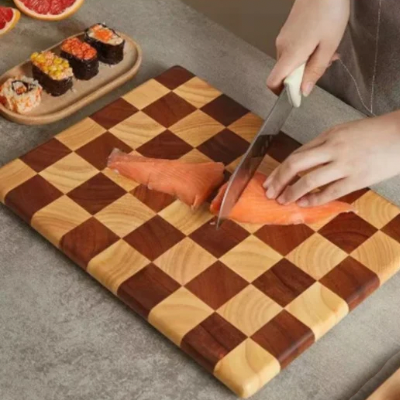 Planche-a-découper-bois-légume-viande-échec-jeu-design