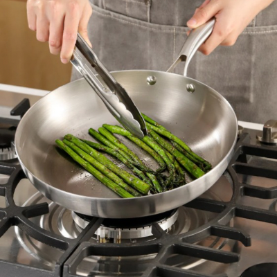 Poele-inox-ustensile-fiable-performant-durable-polyvalente