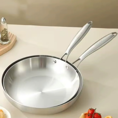 Poele-inox-plats-parfaitement-batterie-cuisine-complète-élégance-qualité-professionnelle-résistante-26-cm-30-cm-diamètre