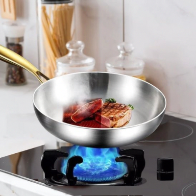 Poele-inox-manche-doré-ergonomique-prise-en-main-sûre-confortable