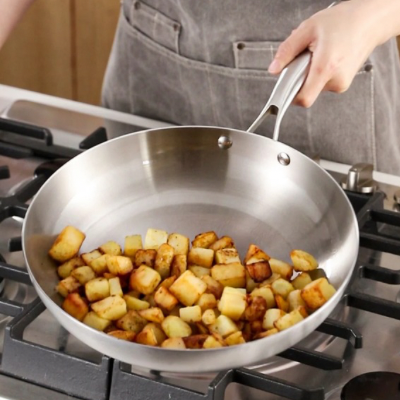 Poele-inox-brillante-résistante-cuisson-maîtrisée-savouireuse