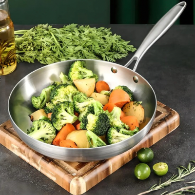 Poele-inox-traditionnel-innovation-matériaux-nobles-durables-cuisson-homogène