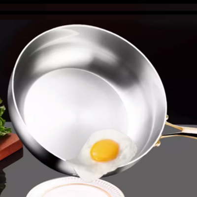 poele-inox-ustensile-professionnelle-élégance-techniques-culinaires