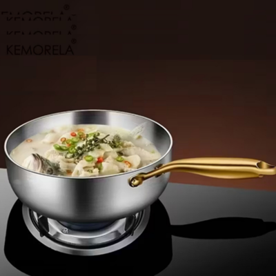 poele-inox-œufs-au-plat-petits-accompagnements-rebords-évasés-goût-qualité-durabilité