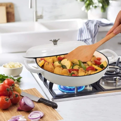 Sauteuse-en-fonte-blanc-traverse-les-décennies-compatible-tous-feux