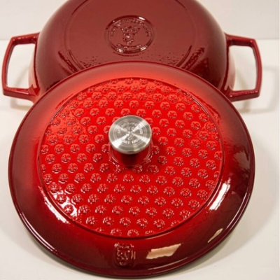 Sauteuse-en-fonte-couvercle-bords-surélevés