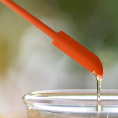 Spatule-cuisine-souple-rouge-longue-tige