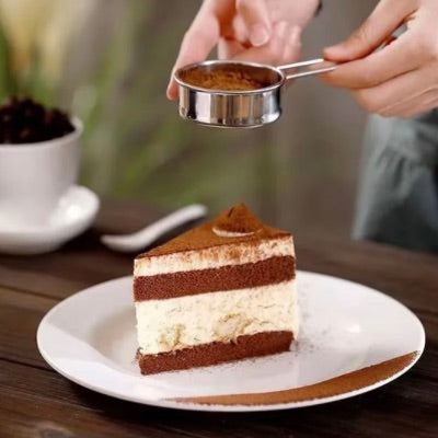 Tamis cuisine pour voile de cacao ou sucre glace sur un dessert