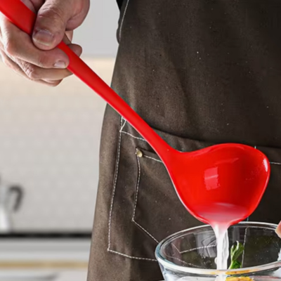 Ustensiles-de-cuisine-spatule-louche-pince-cuillère-écumoire-les-essentiels