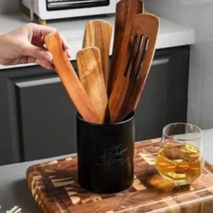 Ustensiles-de-cuisine-dans-pot-à-spatule