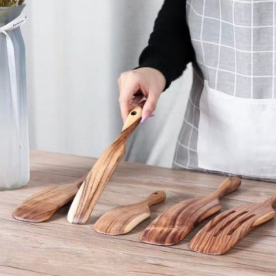 Ustensiles-de-cuisine-formes-variées-sur-table