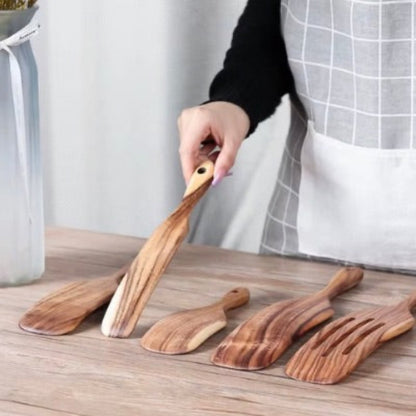 Ustensiles-de-cuisine-formes-variées-sur-table