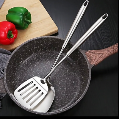 Ustensiles-de-cuisine-poêles-woks-plats-délicats-sauces