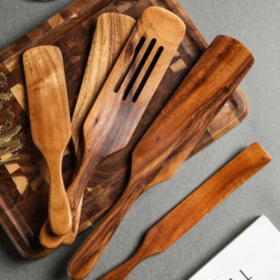 Ustensiles-de-cuisine-set-de cinq-accessoires-matière-bois-de-teck