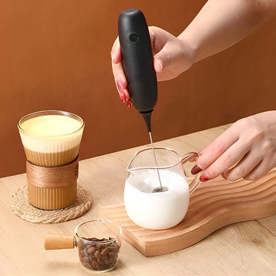 Batteur-électrique-simplicité-ergonomie-design-confort-noir-mat