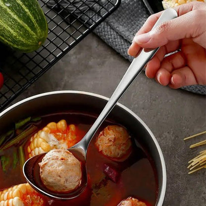 Cuillère dans un bouillon parfumé 