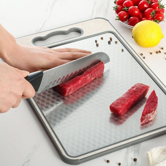 Planche a decouper bords en silicone conçus pour limiter les déplacements sur un plan de travail propre et stable